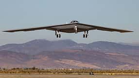 B-21 Raider nach dem Abheben vor Wüste