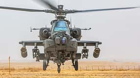 Ein AH-64D Apache Longbow Kampfhubschrauber des 1st Attack Battalion, 10th Combat Aviation Brigade startet am 15. Juli 2024 vom Stützpunkt Erbil im Irak