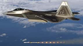 F-22 Raptor schießt AIM-120 AMRAAM ab.