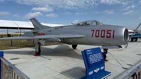 Shenyang J-6 am Boden