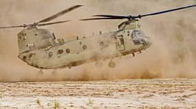 CH-47F Chinook bei Brownout-Landeübung nahe Eindhoven.