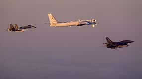 Tu-95 wird flankiert von F-16 und Su-35