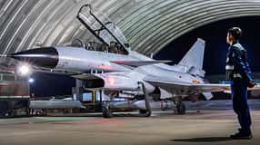 Piloten, die einer Luftfahrtbrigade der Luftwaffe unter dem Kommando des Südlichen Theaters der chinesischen Volksbefreiungsarmee zugeteilt sind, sitzen im Cockpit eines J-10 Mehrzweck-Kampfjets und bereiten sich auf eine Flugtrainingsübung Ende September 2025 vor.