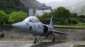 Abgestellter Lockheed F-104 Starfighter vor Tempel und Bergen