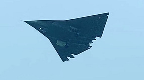 Nurflügel-Jet im Flug von unten