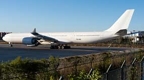 Die vier A340-642 der Rayoni Tourism Airline, darunter die YQ-YAQ (ehemals HS-TNA bei Thai Airways), die im Oktober 2025 noch immer auf dem internationalen Flughafen Taiyuan Wusu in China eingelagert waren, warteten auf ihren Flug in den Iran.