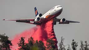 Löschflugzeug DC-10 im Einsatz gegen Waldbrände. 