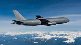 Eine  KC-46A der US Air Force im Flug über blauem Himmel.