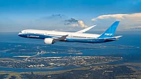 Boeing 787-10 im Flug über Charleston