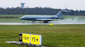 Pegasus-Aufklärer setzt auf nasser Landebahn auf