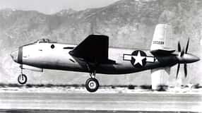 Douglas XB-42 nach dem Abheben von der Seite