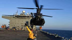 Hubschrauber der US Army  landet auf Schiff