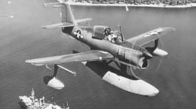 Edo XOSE-1 im Flug über Gewässer