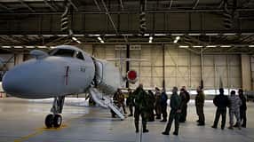 EA-37B Compass Call im Hangar mit Soldaten
