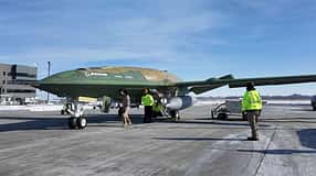 Boeing MQ-25A Stingray am Boden mit Technikern