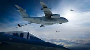 Embaer KC-390 im Flug mit abgesenktem Tankausleger