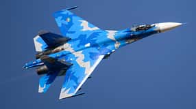 Äthiopische Suchoi Su-27 oder Su-30 im Flug, Seitenansicht, blaue Tarnlackierung, klarer Himmel.