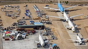 Luftaufnahme eines Flugzeugfriedhofs mit mehreren abgestellten und teilweise zerlegten Verkehrsflugzeugen in Teruel. Zu sehen sind Flugzeuge verschiedener Airlines, darunter KLM, TAP, Lufthansa und weitere, sowie zahlreiche Flugzeugteile und Komponenten auf dem Gelände.