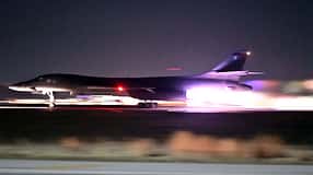 B-1B Lancer Start bei Nacht mit Nachbrenner