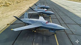 Drei unbemannte Kampfjets nebeneinander am Boden