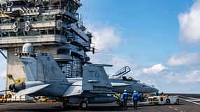 F/A-18E Super Hornet vor Kommandoturm der USS Nimitz