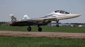 Der erste Su-57-Doppelsitzer (Su-57D) beim Start zum Erstflug. 