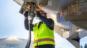 Wartungstechniker betankt den Boeing ecoDemonstrator 2021 mit nachhaltigem Flugkraftstoff