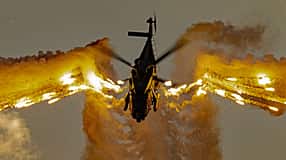 NH90-Hubschrauber verschießt Flares auf Antidotum Air Show Lezno 2026