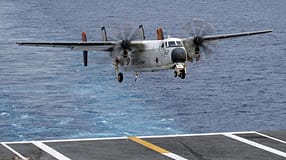 Anflug Grumman C-2A Greyhound zur letzten Landung auf Flugzeugträger