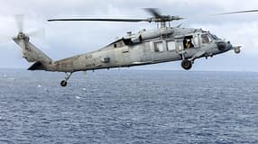 Sikorsky MH-60S fliegt über Meer