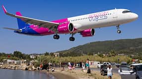 Airbus A321neo von Wizz Air im tiefen Anflug auf Skiathos.