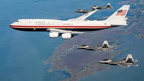Boeing 747 Air Force One in Formation mit vier F-22 Raptor