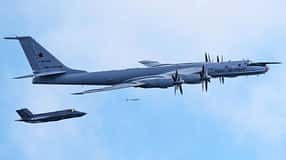 Tu-142MK wirft im Tiefflug eine Sonarboje ab - beobachtet von einer britischen F-35B.
