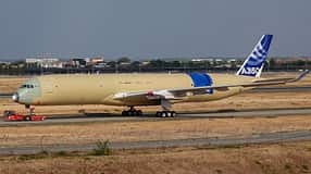 Zweiter Airbus A350F, noch ohne Triebwerke, in Toulouse.