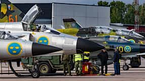 Pilot im Cockpit der Saab Viggen mit weiteren Jets im Hintergrund