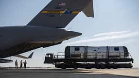 Angehörige der 89th Aerial Port Squadron verladen am 1. August 2019 auf der Joint Base Andrews (Maryland) eine „Silver Bullet“ in eine C-17 Globemaster III. Die „Silver Bullet“ ermöglicht den sicheren und taktischen Transport hochrangiger US-Führungskräfte an Bord von C-17-Transportflugzeugen zu jedem beliebigen Ort der Welt. Mithilfe der „Steel Eagle“ und deren vielfältigen Kommunikationssystemen kann das Personal des 89th Airlift Wing praktisch weltweit eine unterbrechungsfreie Kommunikation gewährleisten.