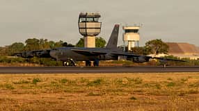B-52H Stratofortress rollt vor Towergebäude