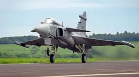 Saab Gripen Brasilien von schräg vorne auf der Runway