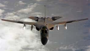 General Dynamics F-111 USAF im Flug von vorn