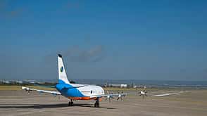 C-27J, Clean Aviation, Clean Sky 2, DLR, Airbus, Leonardo, ONERA, Sauberes Fliegen, Nachhaltigkeit Ein Scaled Flight Demonstrator SFD-DEP 03 auf einer Landebahn, fotografiert von hinten