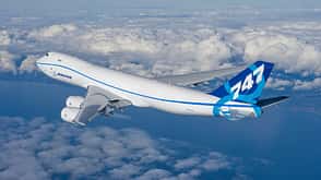 Boeing 747-8F im Flug von hinten