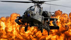 Apache,AH-64,longbow AH-64D Apache schwebt vor Flammenwand
