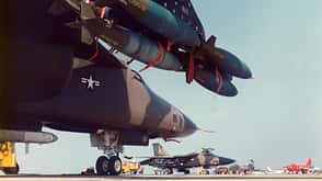 Mit Bomben beladenen F-111 der USAF auf dem Vorfeld