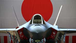 F-35, Japan JASDF F-35 vor Japan-Flagge bei Feier