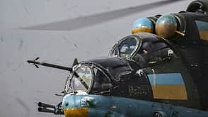 Kampfhubschrauber Mil Mi-24 in Aktion. 