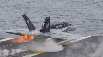 F/A-18C der VFA-34 "Blue Blasters" startet von der USS "Carl Vinson".