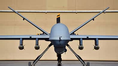 Ein MQ-9 Reaper der 62. Expeditionsaufklärungsstaffel, bewaffnet mit vier GBU-38 Joint Direct Attack Munition auf dem Flugplatz Kandahar.