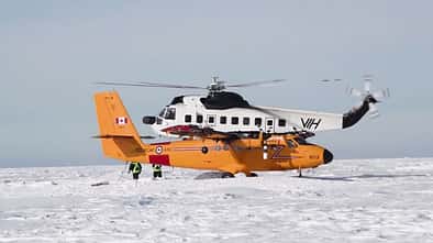 Eine CC-138 Twin Otter der RCAF wir mit einer S-61N geborgern.