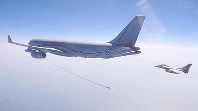 A330 MRTT Phénix der Armée de l´Air betankt eine Rafale.