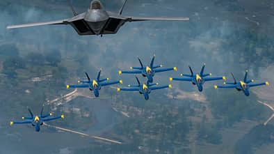 F-22A Raptor der USAF und die Blue Angels der US Navy in Formation.